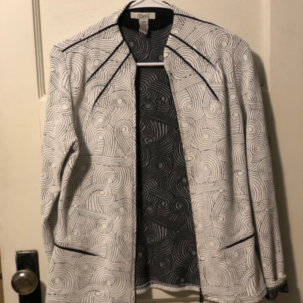 Women’s Jacket, stretchy material. Zipper front.